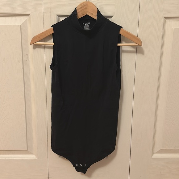 YUMMIE Kinsley Mock Neck Thong Shaping Bodysuit in Black size M/L - Picture 3 of 6